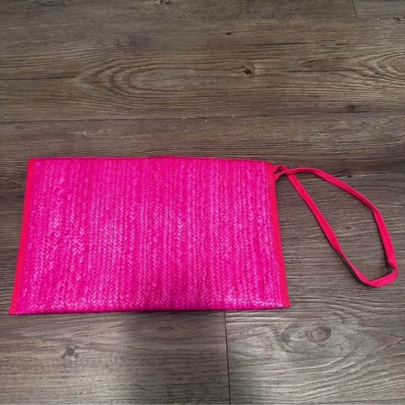 🌸 NWT! Fuchsia, Black, and Cream Woven Straw Clutch